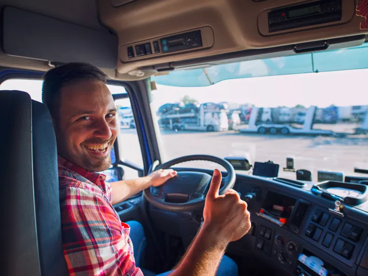 LKW-Fahrer bei der Berufskraftfahrer-Ausbildung