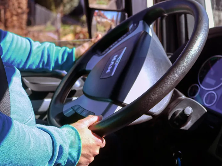 LKW-Fahrer bei der Berufskraftfahrer-Ausbildung