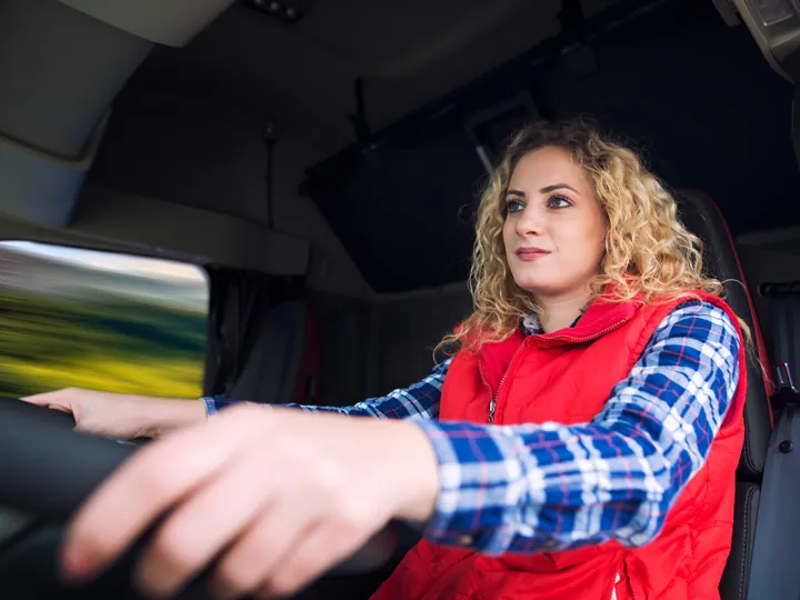 LKW-Fahrer bei der Berufskraftfahrer-Ausbildung
